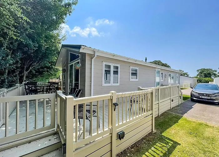 Stunning Lodge With Decking At Oaklands Holiday Park In Essex Ref 39017Rw