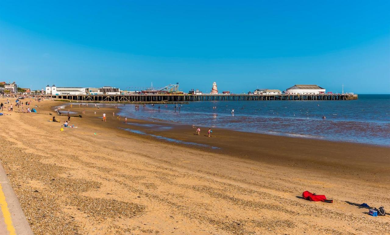 Lodge Stunning With Decking At Oaklands In Essex Ref 39017rw Clacton-on-Sea