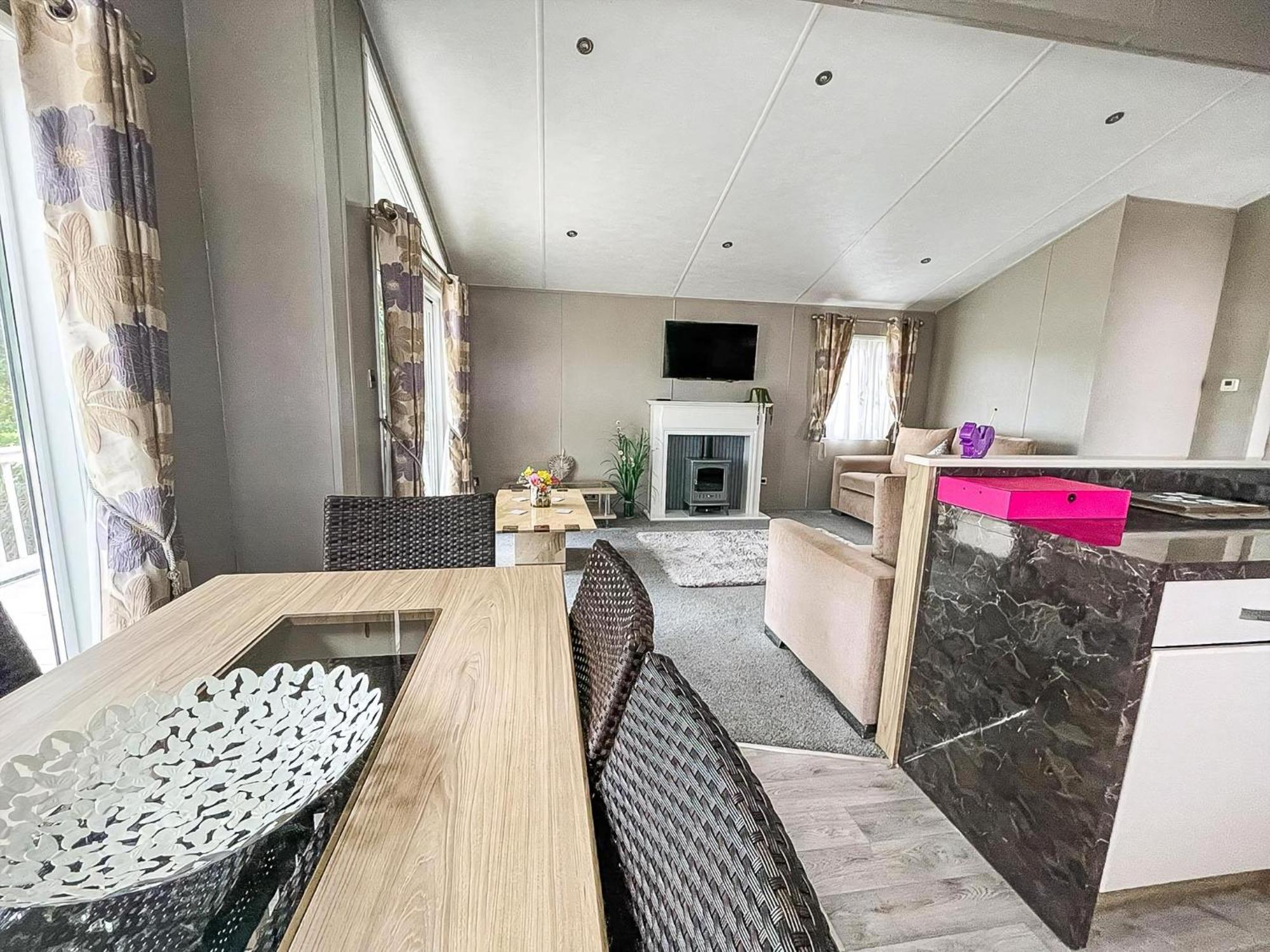 Stunning With Decking At Oaklands In Essex Ref 39017rw * Clacton-on-Sea