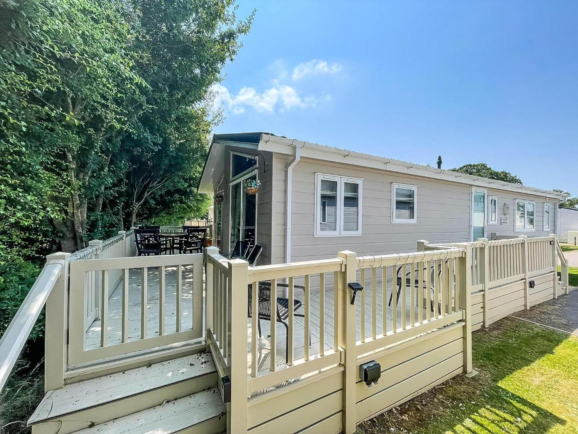 Stunning With Decking At Oaklands In Essex Ref 39017rw Clacton-on-Sea