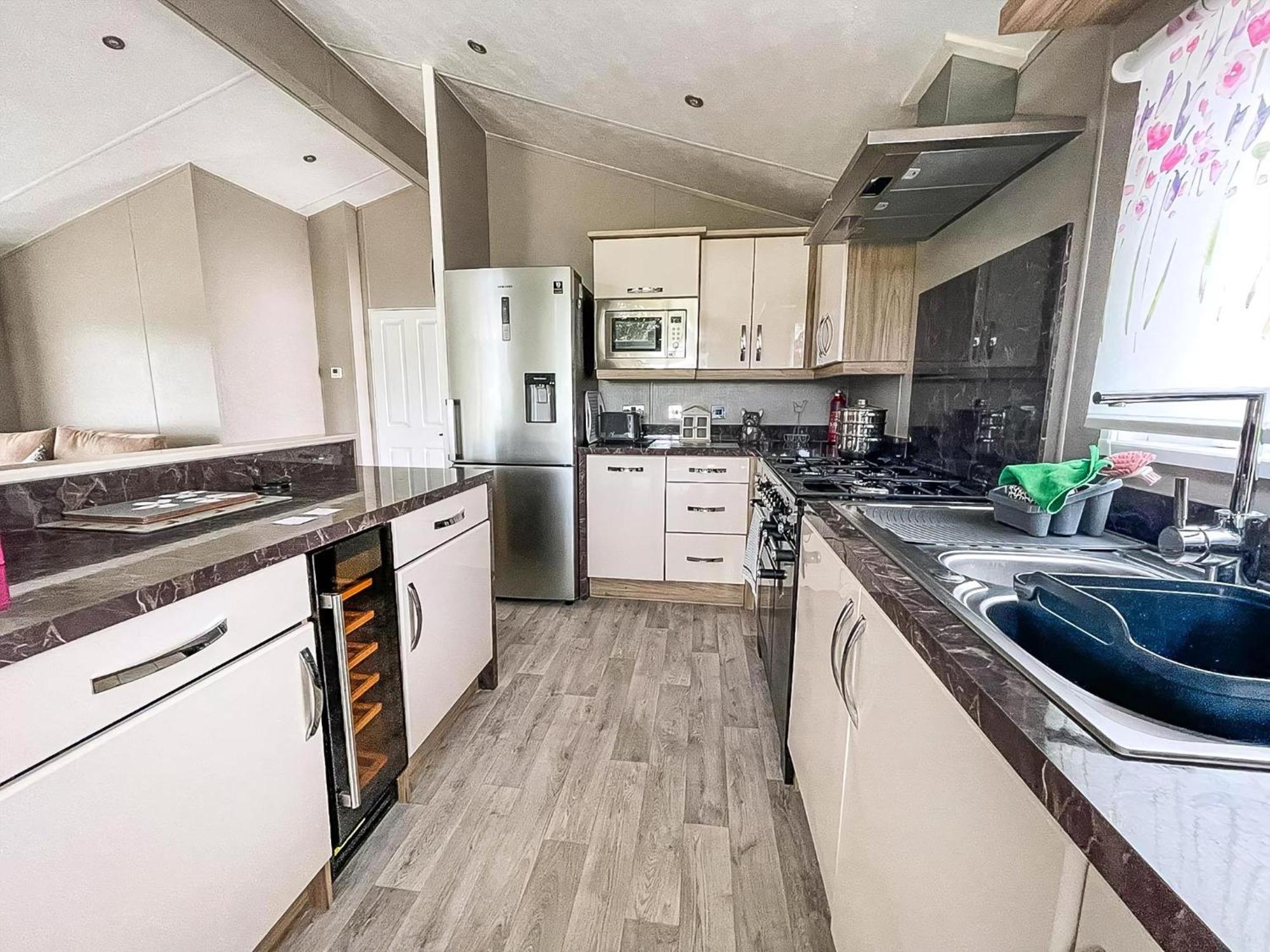 Lodge Stunning With Decking At Oaklands In Essex Ref 39017rw *